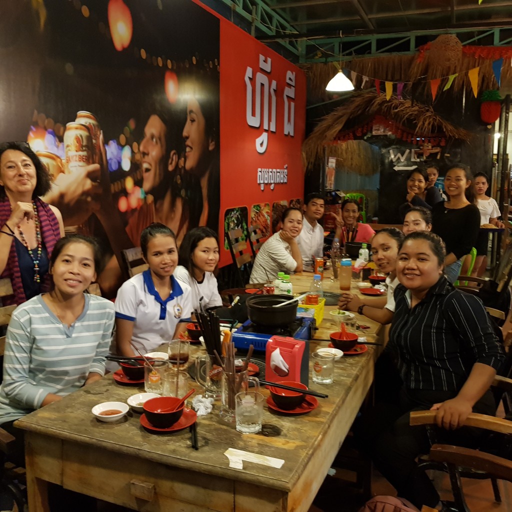 Les jeunes se retrouvent autour d'un repas